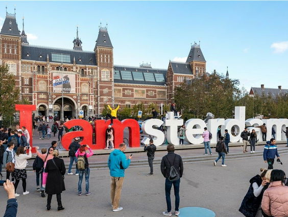 Welke slogan maakt Amsterdam onaantrekkelijk voor toeristen?