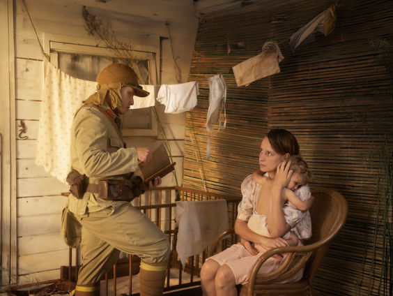 Tahné Kleijn vertolkt eigen oma in Japans interneringskamp in fototentoonstelling 'Mijn liefste Teun'