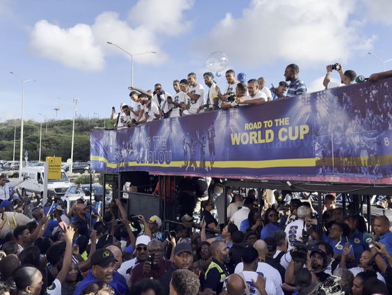 Elftal Curaçao gehuldigd in Willemstad