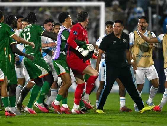 Nationale voetbalteam Suriname tijdens uitwedstrijd in Guatemala geconfronteerd met racisme