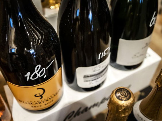 Wat brengen de praktijken van een nepchampagneboer teweeg in Frankrijk ?