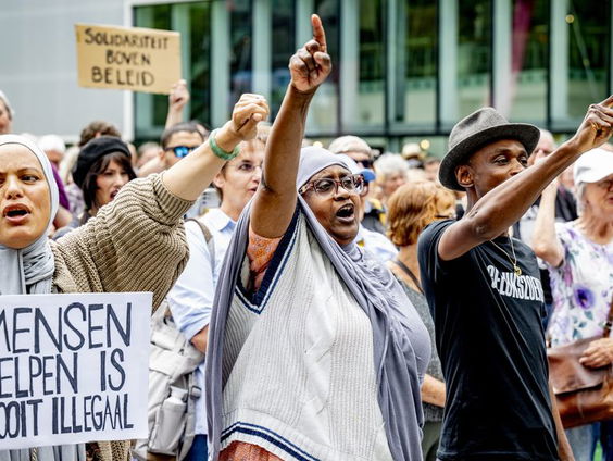 Hulpverlening aan mensen die illegaal in Nederland verblijven wordt waarschijnlijk toch niet strafbaar