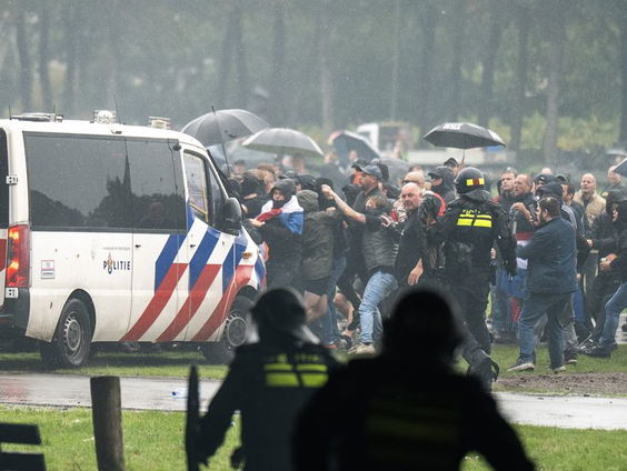 Demissionair Minister van Justitie van Oosten veranderde in paar uur van mening over geweld rellen Den Haag