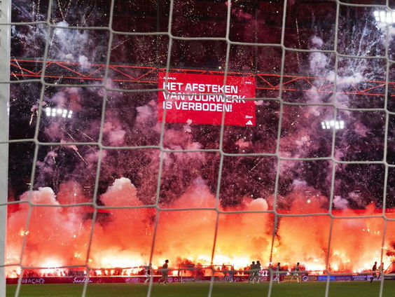 Waarom blijft het misgaan met vuurwerk bij voetbalwedstrijden?