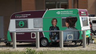 Een luisterend oor naast de gevangenis