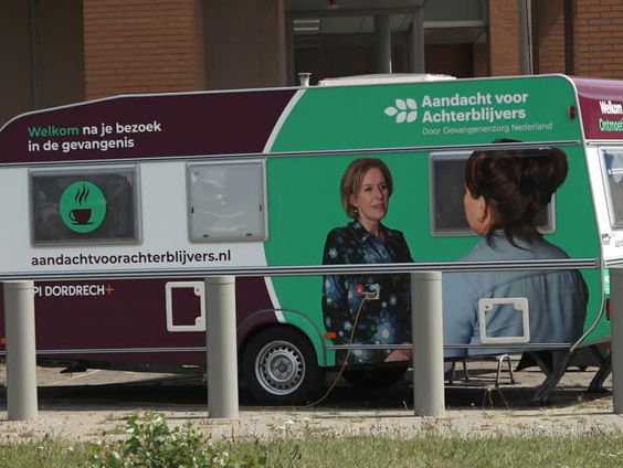 Een luisterend oor naast de gevangenis