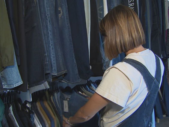 Tweedehands kleding populair, maar groot deel ingezamelde kleding niet bruikbaar