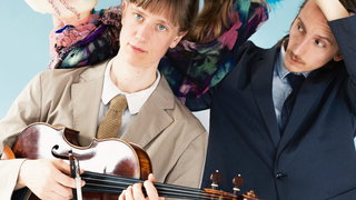 Alt-violiste Yanna Pelser speelt viool en zingt tegelijk