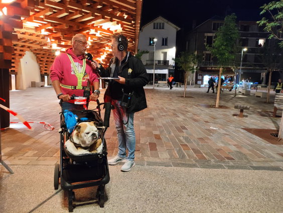 Deze Rotterdamse loper doet mee, met zijn hulphond in de wagen