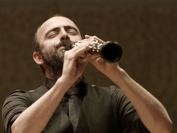 Frank Scheffer vertelt over zijn documentaire Half Moon met Syrische klarinettist Kinan Azmeh