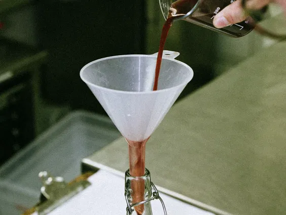 Hoe je het zomergevoel in huis haalt met een heerlijk zomers drankje: shrub