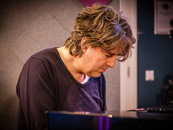 Michiel Borstlap speelt piano en vertelt over klassiek op openbare plekken