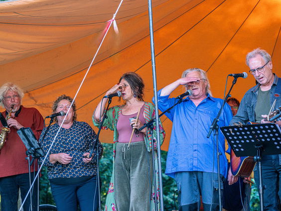 De Veulpoepers feesten en strijden er weer op los