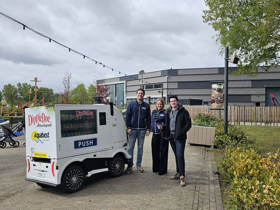 De eerste vending machine robot in een Europees pretpark