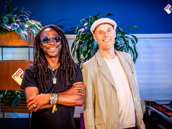 Live: componist Martin Fondse en spoken word-artiest Femi Dawkins spelen al improviserend