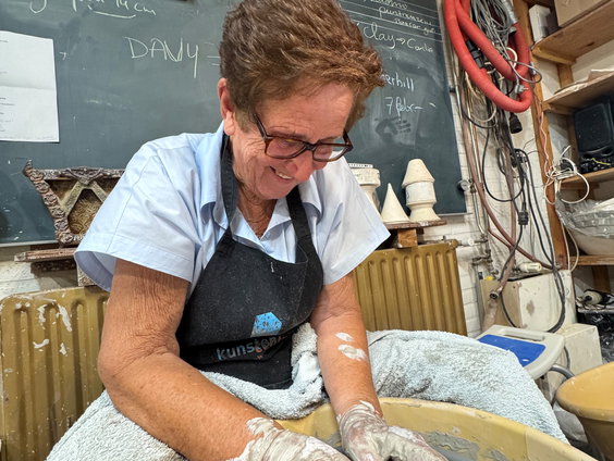 Fleur verrast oma met dagje uit naar pottenbakstudio