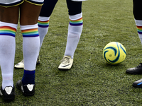 Trans personen aan de zijlijn op het sportveld