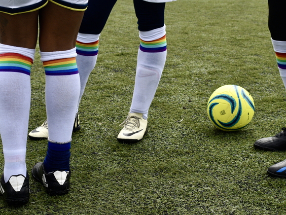 Trans personen aan de zijlijn op het sportveld