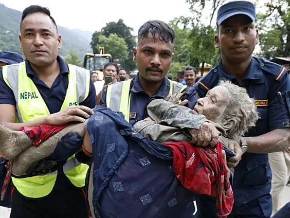 Grote ravage na stortvloed Nepal, bijna honderd doden en honderden vermisten
