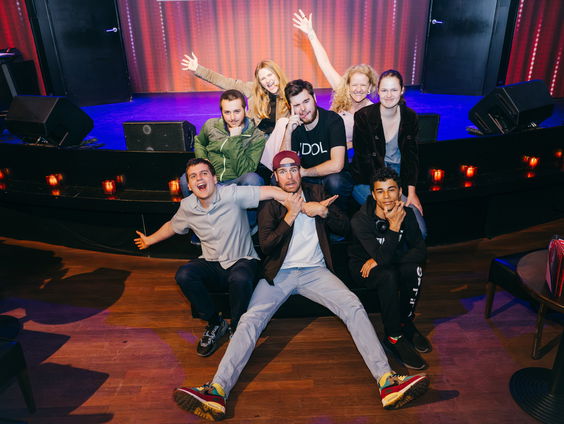 Henry van Loon speelt improvisatietheater met jongeren met autisme