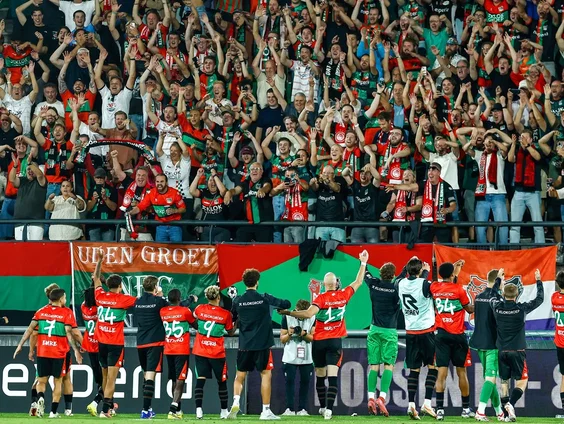 NEC-supporters klaar voor Champions League hymne in hun stadion?