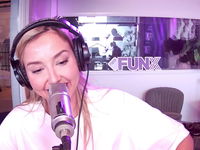 Wef blaft naar mannen in de club; “Ze zijn gelijk weg!”