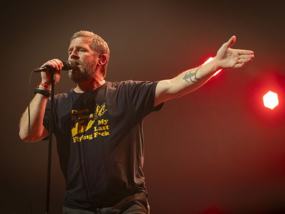 Evi(9) kreeg een mondharmonica van Racoon voor haar zangkunsten