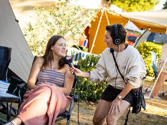 Vivienne gaat langs bij jarige Nienke (18): "Laten we met een pilsje proosten"