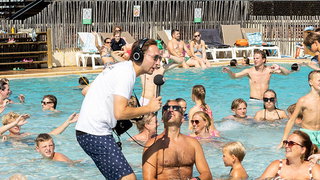 Gijs loopt door Fun2Dance heen op camping Domaine de la Noguière