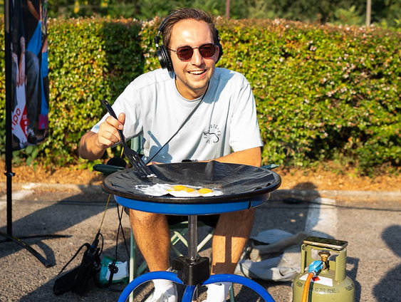 Gijs bakt een eitje op de skottelbraai: "Als de politie langskomt, heb je een heel groot probleem"