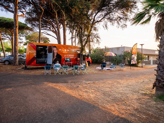 Luisteraar Ingrid op camping: "Ik had niet verwacht dat Ruud de hele tijd in de bus zou blijven"