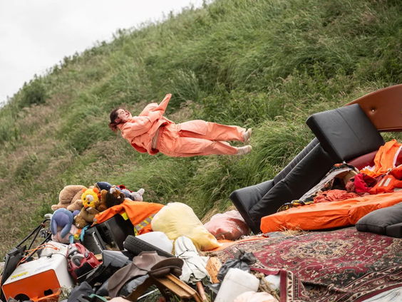 Dansvoorstelling Waste Me: bezoekers betalen met afval