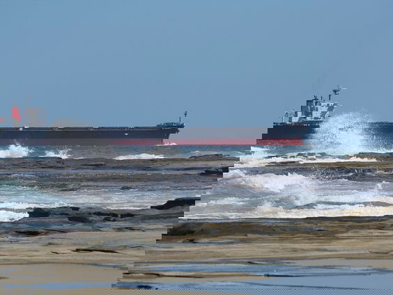 Wie dumpt er olievaten in de zee?