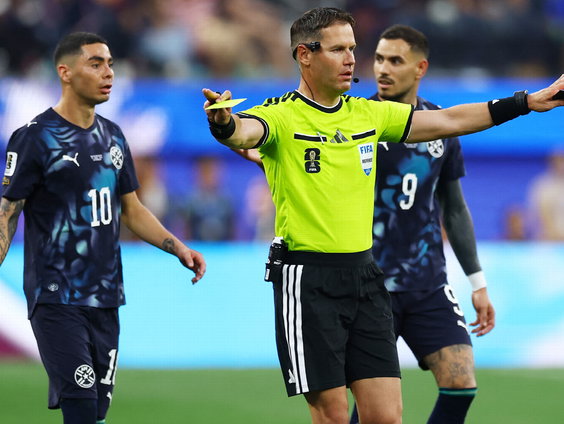 Hoe doen scheidsrechters op het WK het? 'Bij de FIFA lijkt er meer te mogen'