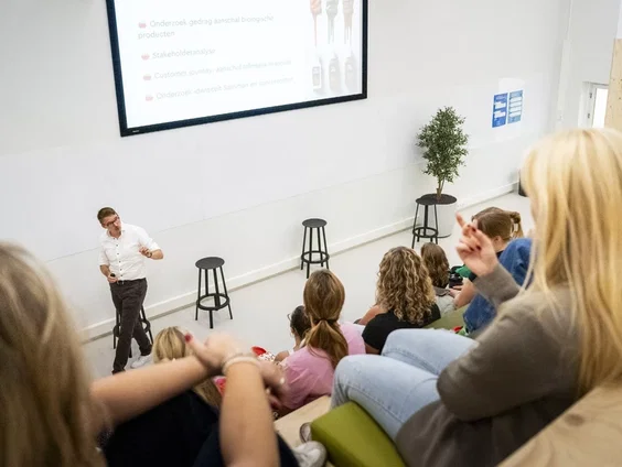 Slecht nieuws voor (oud-)studenten: rente op studieschuld flink omhoog