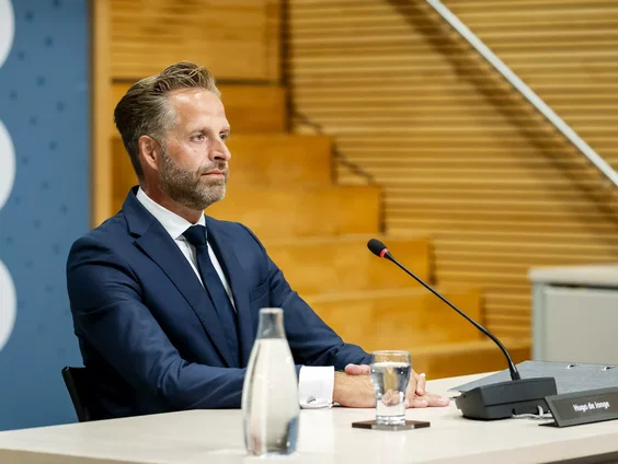 Tweede coronaverhoor Hugo de Jonge, waarin hij reflecteert op appjes, 'tunnelvisie' en bedreigingen