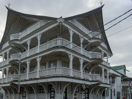 Historische binnenstad van Paramaribo staat op de lijst van bedreigd werelderfgoed