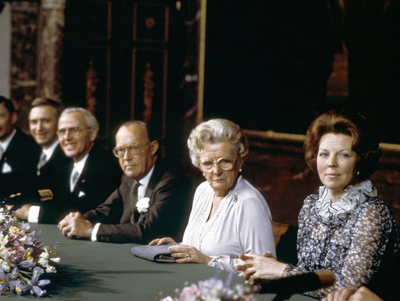 Roddels en achterklap over de premier en de Oranjes