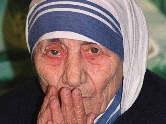 Terug naar Toen: Moeder Teresa draagt vanwege gezondheidsredenen haar taak over