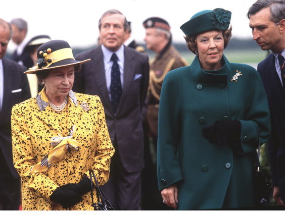 One Handshake Away: Ceremoniemeester van toenmalig koningin Beatrix
