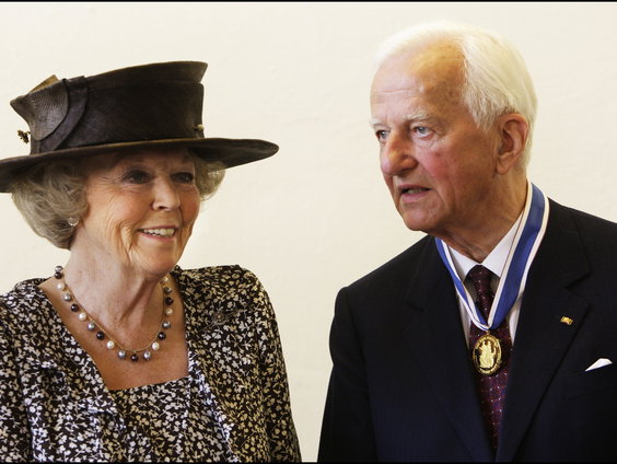 84-jarige Jannie Heeren maakt lintjes voor Four Freedoms Awards met de hand