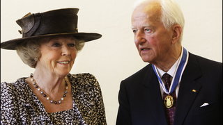 84-jarige Jannie Heeren maakt lintjes voor Four Freedoms Awards met de hand