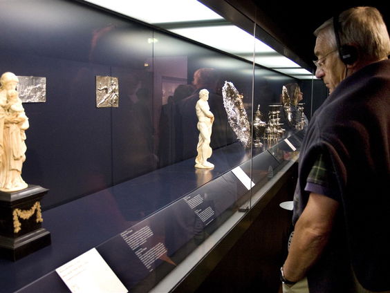 Het moet maar eens afgelopen zijn met de audiotours in musea