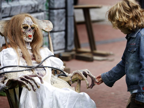 Perry zoekt horror-acteurs voor spookhuis Almere