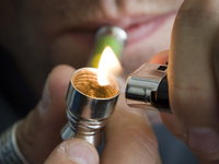 Gaat drugsverslaafden geld geven Amsterdam van zijn crackprobleem afhelpen?