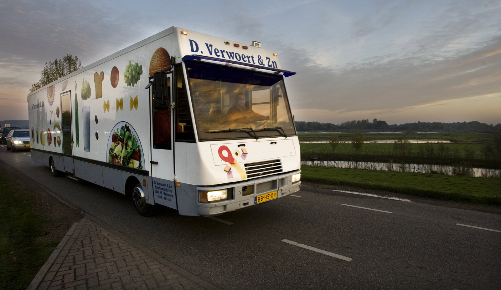Geïnspireerd door haar grootvader uit Dokkum maakte Eline de Vries theater in een SRV-wagen