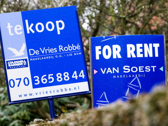 Flinke toename woningverkopen, vooral voormalige huurhuizen: Minister Keijzer bezorgd