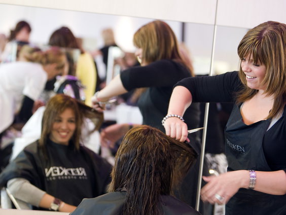 Kappers krijgen hulpmiddelen om geweld in relaties te herkennen