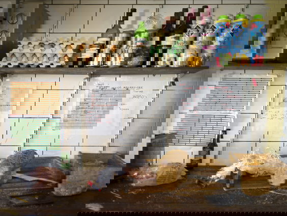 Studenten Aeres MBO maken bier van oud brood