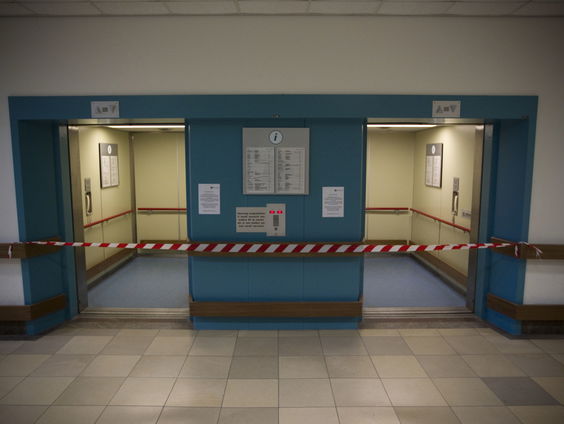 Ontsnappen uit een kapotte lift is een slecht plan